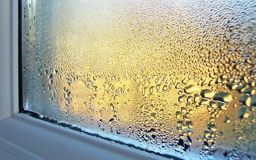 La condensation et la buée sur les fenêtres sont la cause d'un mauvais taux d'humidité général dans votre maison.
